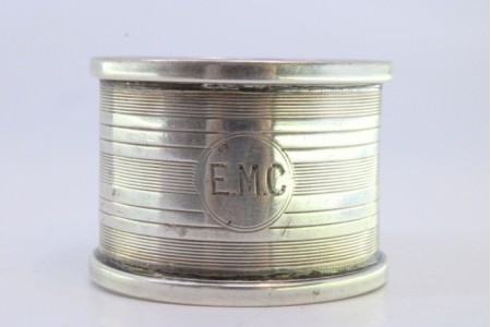 Argola de guardanapo em prata com frisos na envolvência.